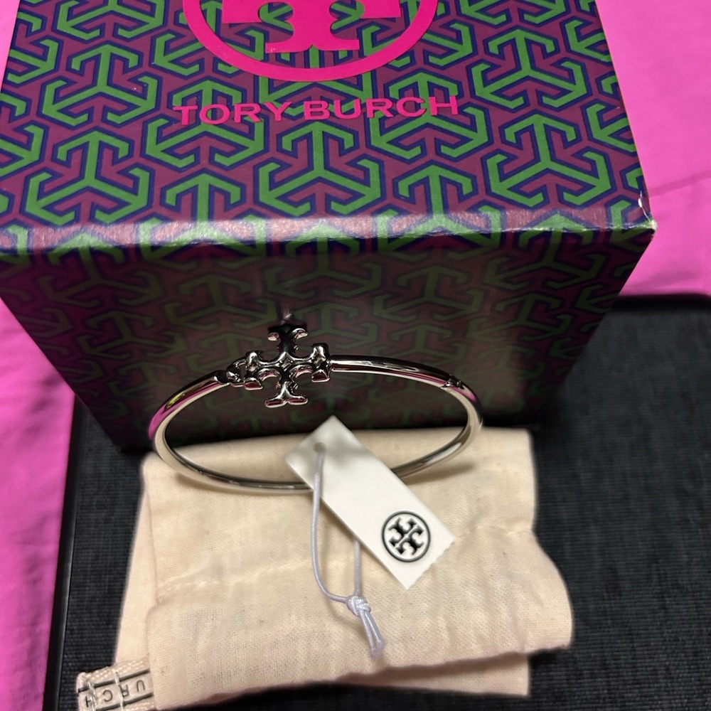 Tory Burch Eleanor Hinged Cuff in Tory Silver